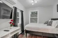 Chic, Cozy, Newly-Remodeled Cottage with Deck