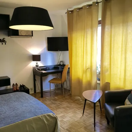 Charmant is centrally located, close to uni
