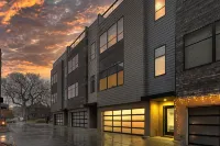Steps from Downtown Omaha! Rooftop firepit & luxury accommodations - Balkoner