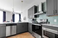 Super Walkable 2-bedroom w/ 5-Star Finishes! - 3-Sterne