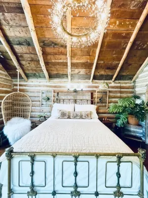 Downtown 1930’s Log Cabin - Hytter