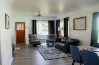 Cozy family friendly home within walking distance of Main Street! - Wifi