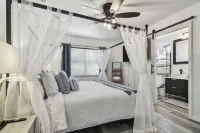Tropical Oasis in the Heart of Tampa - Perfect for Families or Couples - Private Pools