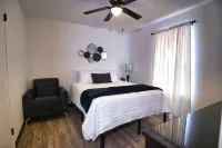 Chic & Cozy 2 bedroom/1 bathroom - RATED BEST