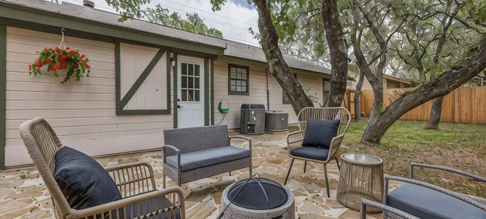 7 Bed Home / Mins to Wineries / Walk to Town Square Hotels in Blanco County