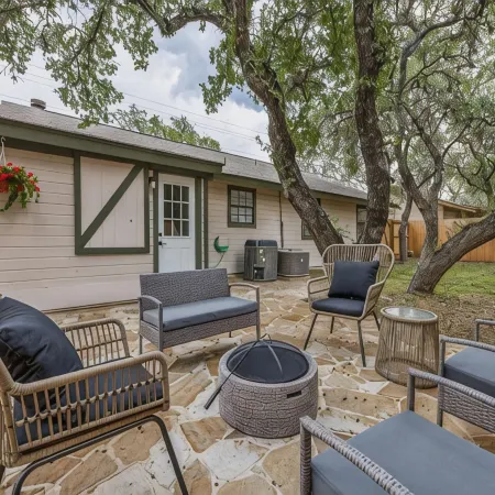 7 Bed Home / Mins to Wineries / Walk to Town Square