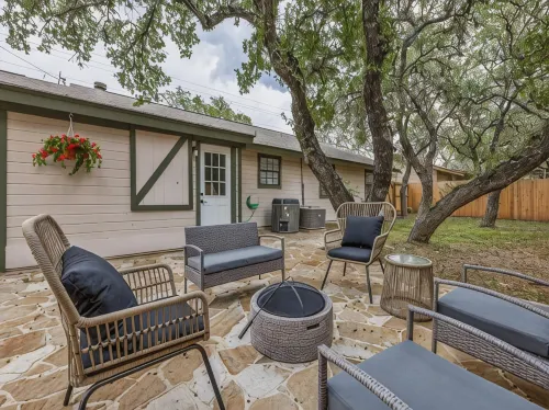 7 Bed Home / Mins to Wineries / Walk to Town Square