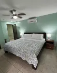Beautiful 2bd 2 ba villa w/lush yard, gated community 15 min from Manuel Antonio