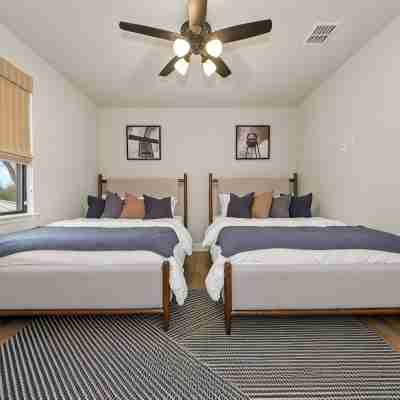 Charming new home in downtown New Braunfels, close to shops, dining & more! Rooms