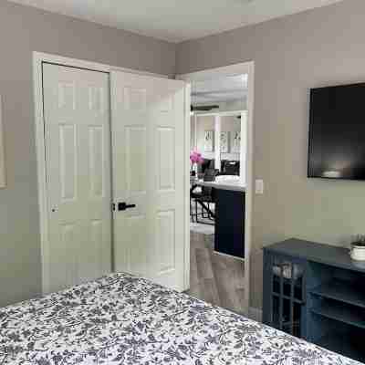 BEAUTIFUL FULLY REMODELED WALK-IN 1 BEDROOM CONDO WITH FULL KITCHEN Rooms