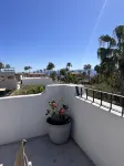 ONE block from the beach at main st. - 방갈로