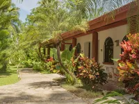 Private suite 102 with beautiful gardens, shared pool and BBQ area! Hotels in Dominical