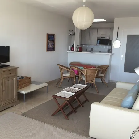 Cassis, Apartment with terrace, sea and cliff views. Private parking, Wifi.