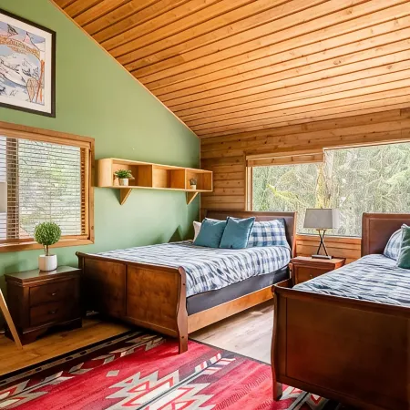 MT HOOD CABIN! Remodeled, 2500 sq ft, Sleeps 12!