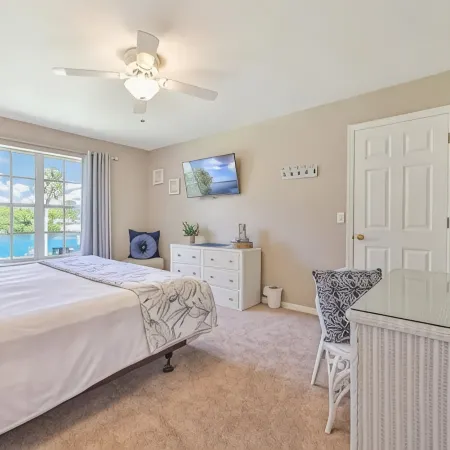 River Bank Hideaway, "Go With The Flow" RIVERFRONT 3 Acres- "Heated Pool/Spa"