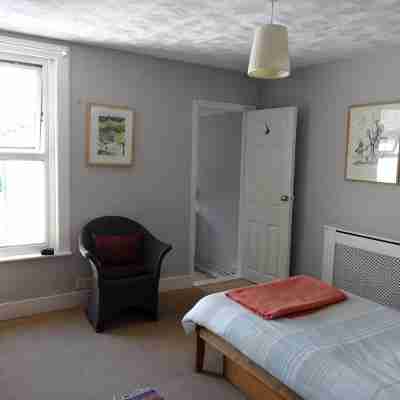 Two minutes from beach. Cosy pet-friendly cottage in cool location with garden. Rooms
