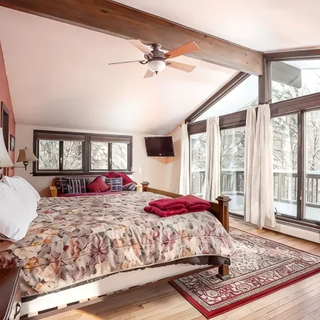Massive Killington Mountain Lodge - Hot Tub + Sauna + Close to Killington & Pico