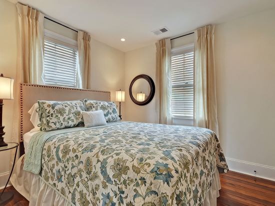 SOUTHERN CHARM! DOWNTOWN CHARLESTON -  Sleeps 10