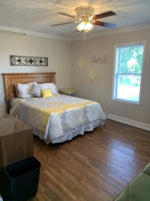 Large Private Room & Bathroom - Bathtub