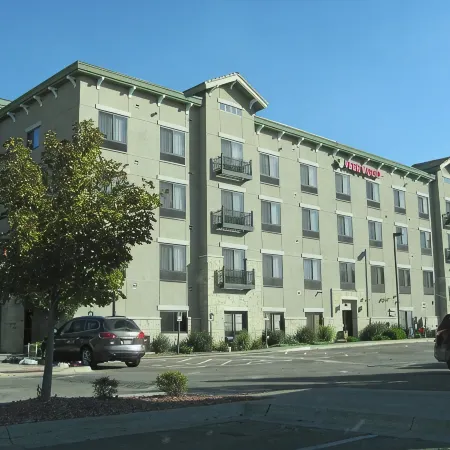 Parkwood Inn & Suites