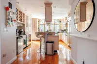 Comfortable & Spacious Luxury Home w/ Chef’s Kitchen only 15 mins to Boston - con encanto