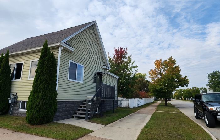 Charming 2-bedroom house with WiFi, AC in cool Escanaba