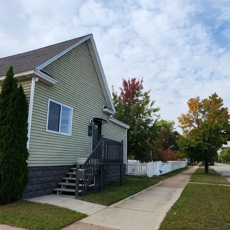 Charming 2-bedroom house with WiFi, AC in cool Escanaba