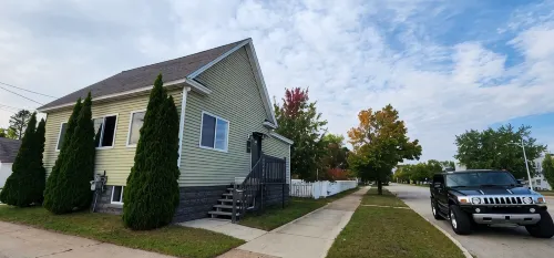 Charming 2-bedroom house with WiFi, AC in cool Escanaba - 3-Star