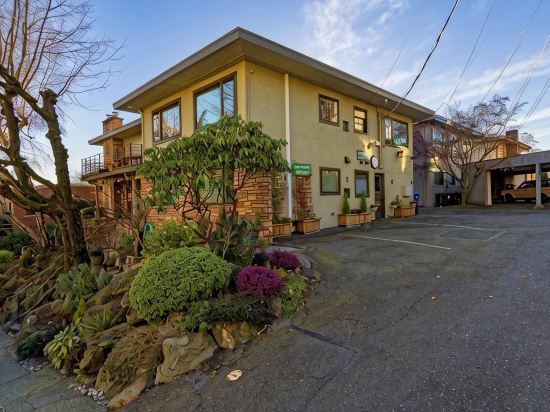 FABULOUS 2BD CONDO - AC - PRIVATE DECK WITH VIEW - 5 STAR RATINGS