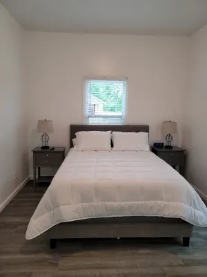 The Blue House near Frank Holten State Park / Golf /Lighthouse Restaurant - Homestays