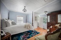 Charming cottage... 1 minute walk to Main Street. Shops, Restaurants and more.. - Wi-Fi