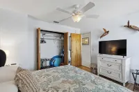 3 Pelicans - Waterfront Condo w Pool & Boat Trailer Parking - 발코니