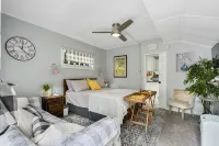 Buttercup Cottage close to downtown Hendersonville fully fenced all pets welcome - Kitchens