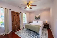 Charming 4 bedroom home just steps to the water! - บังกะโล