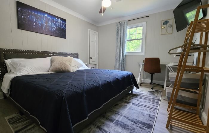 Private family, pet friendly with fenced yard near Limestone College and Outlets