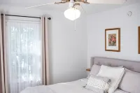 Coastal Cottage ~ fire-pit, kayaks, bikes, fenced yard, pet & kid friendly - บ้านพักหลังเล็ก