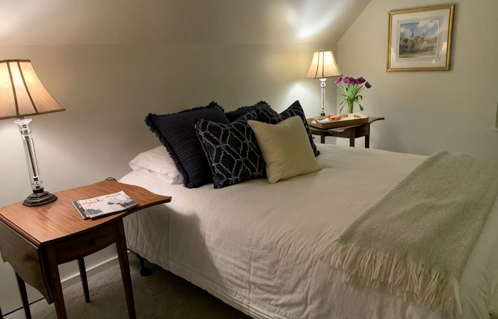 A second floor apartment with en-suite near UNE, Southern Maine beach’s.