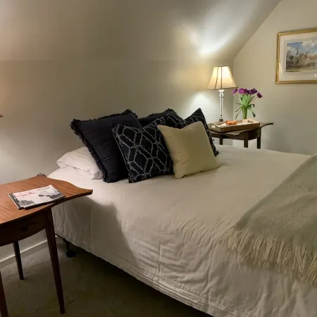 A second floor apartment with en-suite near UNE, Southern Maine beach’s.