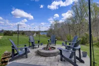 Dog friendly waterfront home restaurant boat rentals arcade putt putt ice cream - 4 tähden