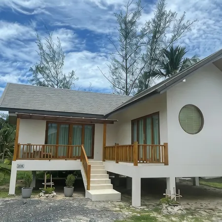 Chaloklum house close to beach