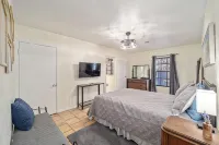 2/1 Historic Carriage House Walking Distance to Downtown - Apartments