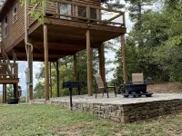 Treehouse/cabin with an amazing view of Mount Magazine - Alphydda