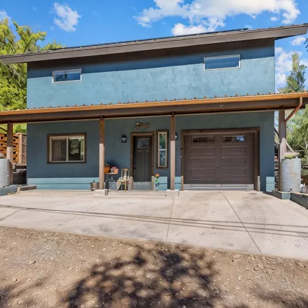 Hot tub, Mnt. Views, A/C, Downtown -  Eco Chalet!