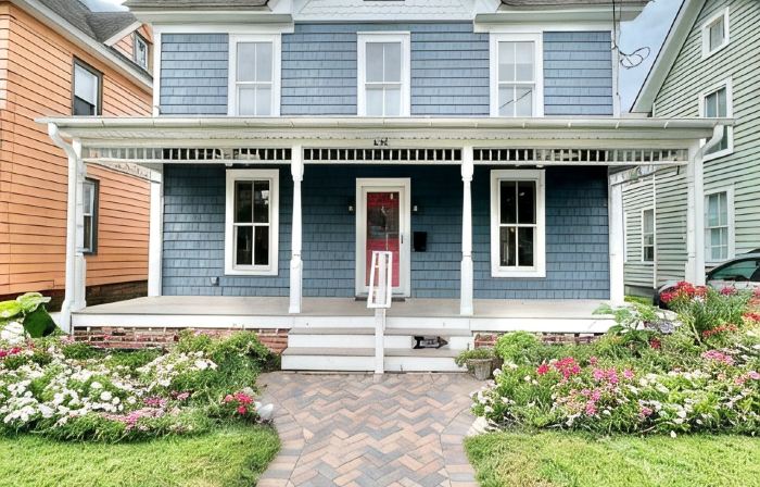 Large newly renovated Cape Victorian 5 blocks from the beach, sleeps 12