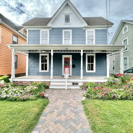 Large newly renovated Cape Victorian 5 blocks from the beach, sleeps 12