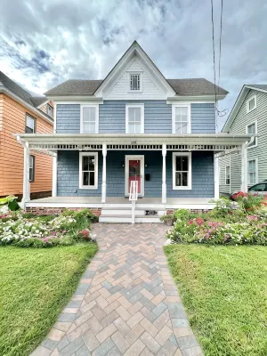 Large newly renovated Cape Victorian 5 blocks from the beach, sleeps 12 - Wi-Fi