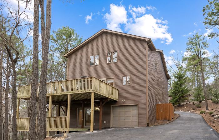 Hidden Haven - Kids friendly home, Great Location, Extended Deck, Outdoor Dining