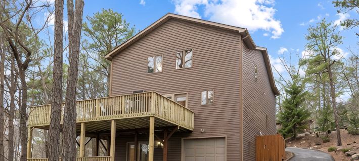Hidden Haven - Kids friendly home, Great Location, Extended Deck, Outdoor Dining Hotels in Massanutten