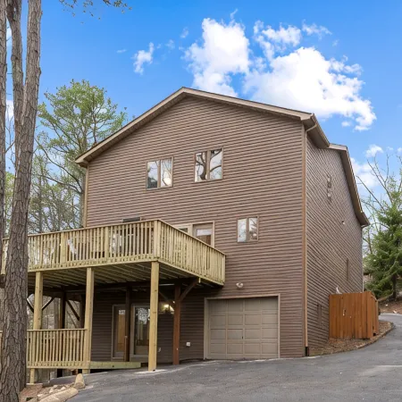 Hidden Haven - Kids friendly home, Great Location, Extended Deck, Outdoor Dining