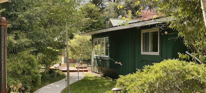 Unique Artisan home, near water, beach ,biking & hiking trails,3 bedroom,Hot tub Hotels in Manitowoc County